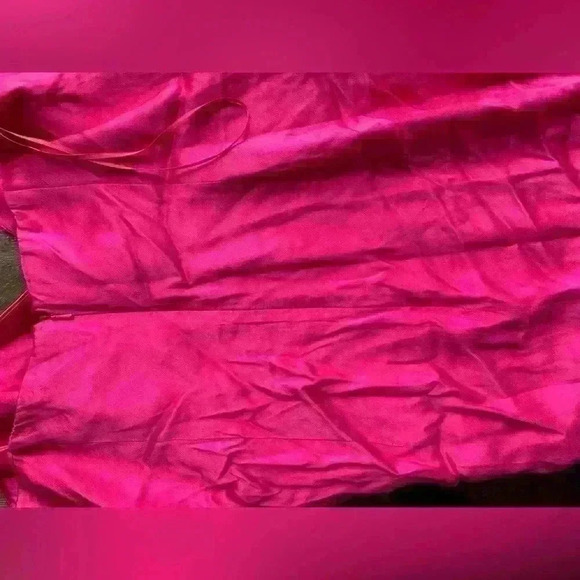 NWT-Ember Midi Dress in Pop Pink
Bardot SZ XL - Picture 2 of 8